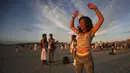 Tracy Sarita bersama pengunjung lainnya merayakan datangnya fajar dalam festival Burning Man 2015 di Gurun Black Rock, Nevada, (3/9/2015). Partisipan dari seluruh dunia hadiri festival seni unik ini selama sepekan. (REUTERS/Jim Urquhart)