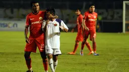 Tidak terima dijatuhkan, Victor Pae (Persija-kiri) terlihat membekap tubuh mungil Rendi Irawan sambil mencolokkan jari ke mata gelandang kelahiran Sidoarjo, 26 April 1987 tersebut, (30/5/2014). (Liputan6.com/Helmi Fithriansyah)
