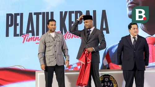Foto: Momen Patrick Kluivert Pakai Peci saat Konferensi Pers Perkenalan Pelatih Baru Timnas Indonesia