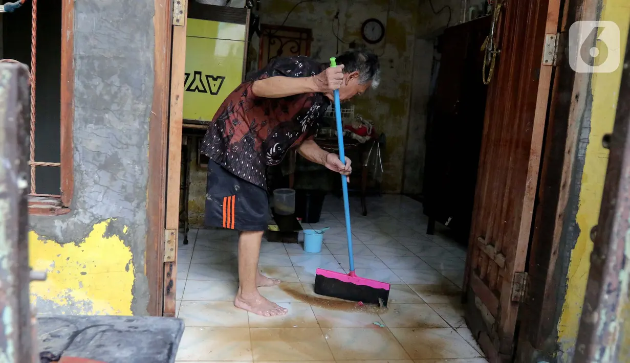 Badan Penanggulangan Bencana Daerah (BPBD) Provinsi Daerah Khusus Jakarta mencatat hingga pukul 11.00 WIB banjir yang menggenangi 77 wilayah Rukun Tetangga sejak Minggu (2/3) malam lalu telah surut. (Liputan6.com/Herman Zakharia)