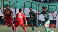 Persebaya kalah 0-1 saat menjamu Kalteng Putra di Stadion Gelora Bung Tomo, Surabaya, Kamis (12/10/2017). (Bola.com/Zaidan Nazarul)