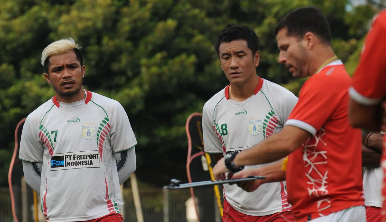 Gelandang Persipura, Zulham Malik Zamrun (kiri) dan Lim Joon Sik menyimak arahan Oswaldo Lessa di Lapangan C Senayan, Jakarta, Kamis (7/5/2015). Persipura mulai mematangkan strategi bermain dalam sesi latihan hari ke-3. (Liputan6.com/Helmi Fithriansyah)