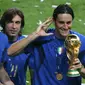 Gelandang Italia, Andrea Pirlo, bersama rekan-rekannya merayakan gelar Piala Dunia usai mengalahkan Prancis pada laga final di Stadion Olympic, Berlin, Minggu (9/72006). Pada turnamen ini Pirlo berhasil mengantar Italia juara.