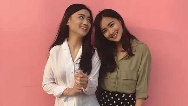 5 Potret Aktris Cantik Debby Shinta dan Kakaknya yang Bak Saudara Kembar