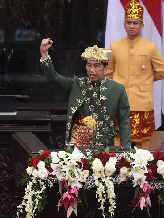 Ada banyak warna yang bisa dipilih namun RI-1 jatuh hati pada hijau. “Dan warna hijau dipilih karena mengandung filosofi kesejukan, harapan, dan pertumbuhan,” ia beralasan. Penampilan Jokowi diapresiasi warganet. “The best banget Pak, OOTD-nya,” cuit akun @nie**** di kolom komentar. “Suka bgt sama semua motif tradisional di Indonesia. Banyak nilai nilai luhur yg bisa dipelajari. Pesan-pesan dari pendahulu untuk anak cucunya,” @alo**** menambahkan. Setuju! (Foto: Dok. Instagram @jokowi)