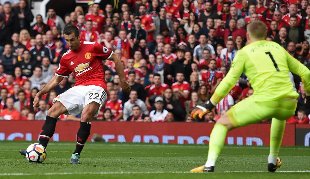 Pemain Manchester United, Henrikh Mkhitaryan mencoba melakukan tendangan ke gawang Everton pada laga pekan kelima Liga Inggris 2017/2018 di Stadion Old Trafford, Minggu (17/9). Setan Merah meraih kemenangan dengan skor nyaman 4-0. (Oli SCARFF / AFP)