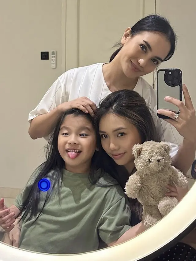 Ririn Ekawati Bersama Kedua Anak Perempuannya