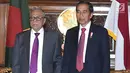 Presiden Joko Widodo berpose dengan Presiden Bangladesh Abdul Hamid saat melakukan pertemuan bilateral di Credential Hall, Bangabhan Presidential Palace (27/1). (Liputan6.com/Pool/Rusman Biro Pers Setpres)