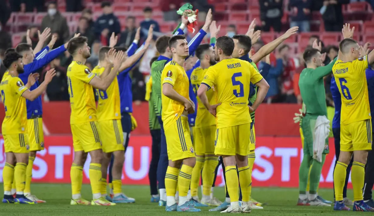 Para pemain Dinamo Zagreb melambai kepada pendukung usai melawan Sevilla pada pertandingan sepak bola Liga Europa di Stadion Ramon Sanchez Pizjuan, Seville, Spanyol, 17 Februari 2022. Sevilla menang 3-1. (CRISTINA QUICLER/AFP)