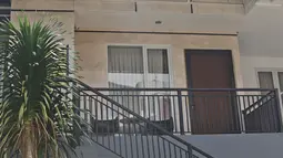 Suasana rumah mewah bos Abu Tours, Hamzah Mamba di Perumahan Kartika Residence, Cinere, Depok, Jumat (6/4). Di bagian kiri rumah tak berpagar itu terdapat beberapa anak tangga sebagai akses menuju pintu utama rumah. (Liputan6.com/Herman Zakharia)