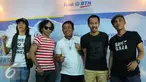 Direktur Bank BTN Sis Apik Wijayanto (tengah) berfoto bersama dengan personil band Slank seusai jumpa pers BTN Homerun in Harmony di markas Slank, Jakarta, Senin (15/02/2016). (Liputan6.com/Herman Zakharia)