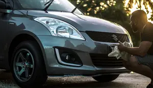 Ilustrasi pria merawat mobil di rumah. ©Alleyne/Pexels.com.