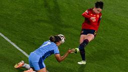 Pemain Timnas Inggris, Lauren James (kiri), berhasil menghalau bola dari tendangan pemain Timnas Spanyol, Ivana Andres (kanan), dalam pertandingan final Piala Dunia Wanita 2023 yang berlangsung di Stadium Australia, Sydney, Minggu (20/8/2023). (AFP/Saeed Khan)