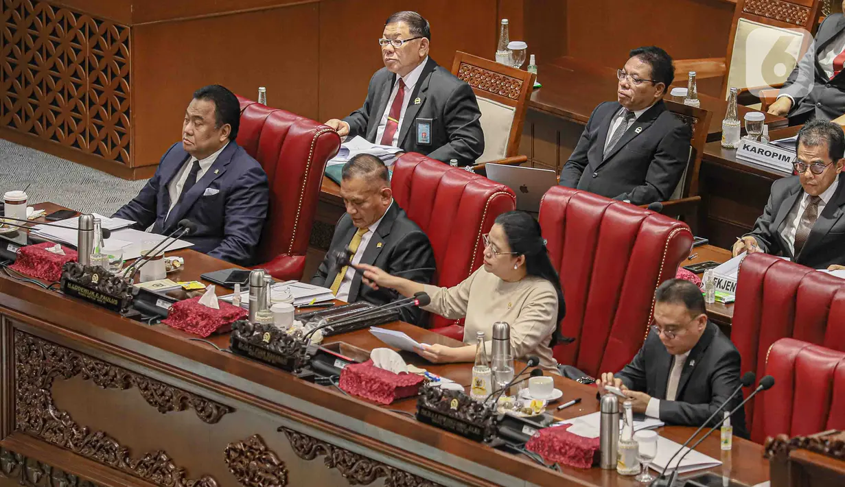 Ketua DPR RI Puan Maharani memimpin jalannya sidang dengan salah satu agendanya yakni mengesahkan Jenderal Agus Subiyanto sebagai Panglima TNI yang baru. (Liputan6.com/Faizal Fanani)