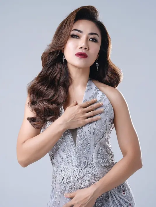 Seperti potret ini, Inge terlihat menawan dalam balutan off shoulder dress dengan detail kerah v-neck. Penampilannya disempurnakan dengan polesan makeup bold. [Foto: IG/inge_anugrah].