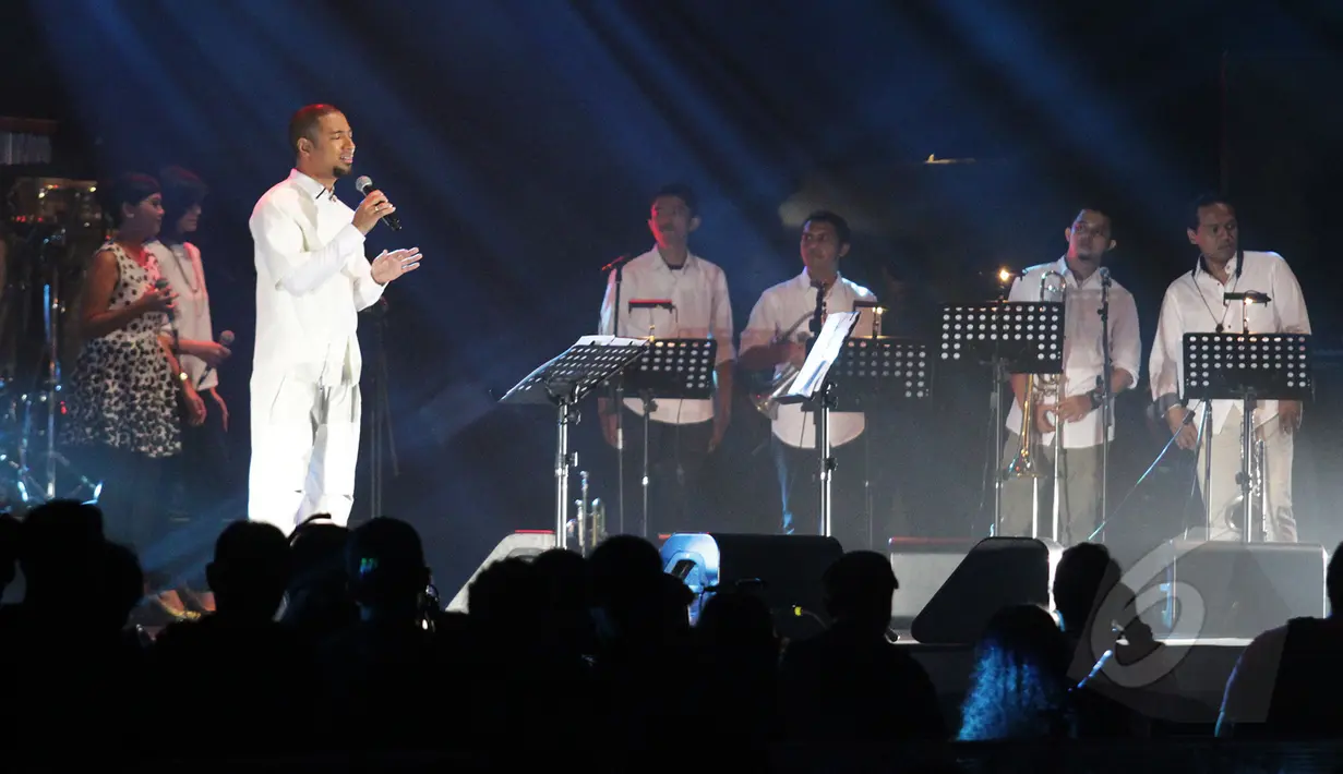 Suasana syahdu saat Marcell membawakan lagu balada "She's Out of My Life" dalam Tribute to Michael Jackson di Main Stage Java Jazz Festival 2015, JIExpo, Jakarta, Jumat (6/3).(Liputan6.com/Faizal Fanani)