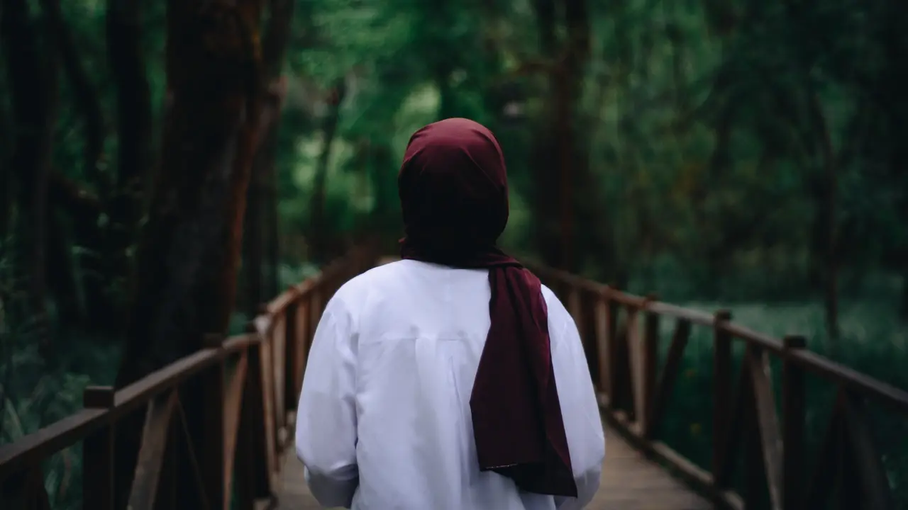 Perawatan rambut perempuan berhijab