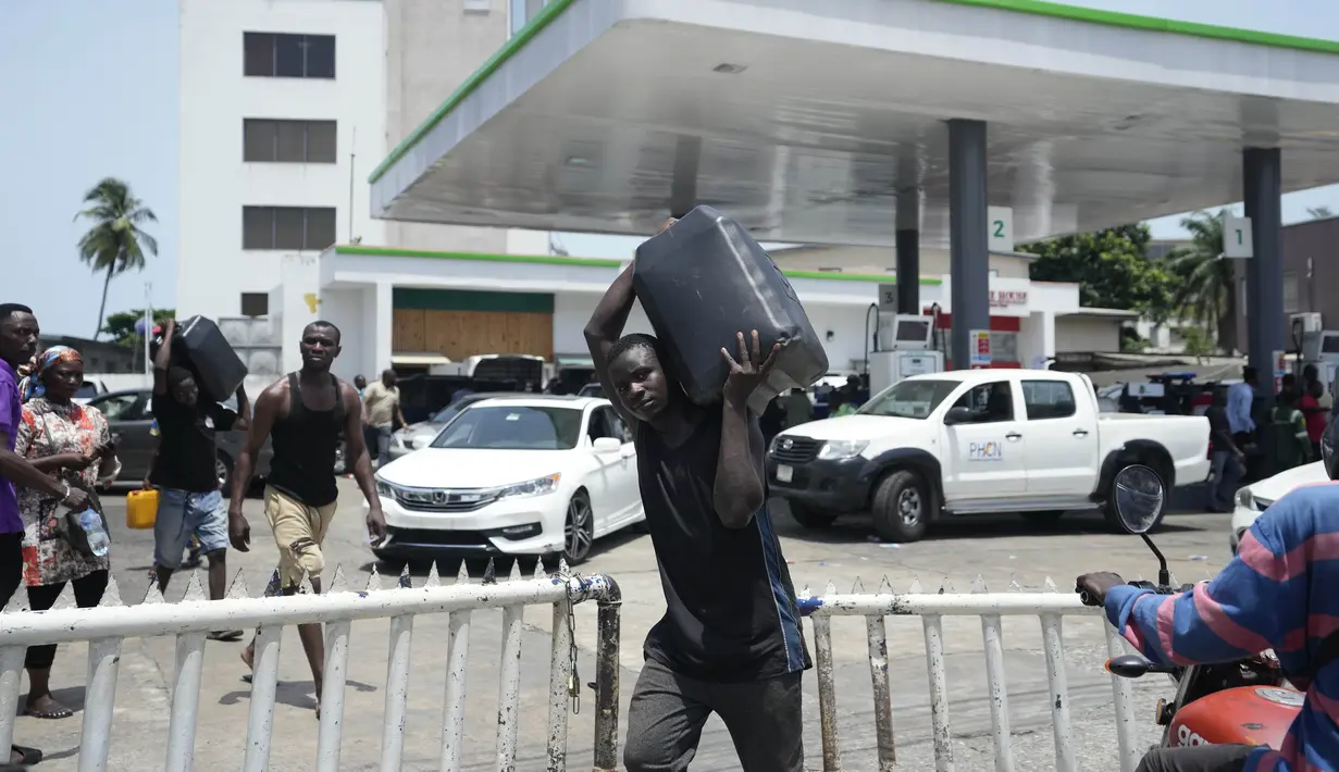 Antrean menuju SPBU memanjang hingga 3 kilometer (1,8 mil) di beberapa kota termasuk ibu kota negara, Abuja. (AP Photo/Sunday Alamba)