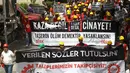 Dalam aksinya, para penambang yang selamat dari ledakan tambang di Soma, beberapa waktu lalu, mendesak PM Turki, Recep Tayyip Erdogan, segera menepati janjinya, Ankara, (16/7/2014). (AFP PHOTO/Adem Altan)