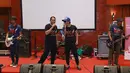Menteri Pariwisata Republik Indonesia, Arief Yahya yang menyambut baik Konser Slank Reog & Roll ikut bernyanyi bersama Kaka Slank di rangkaian konferensi pers. (Wimbarsana/Bintang.com)