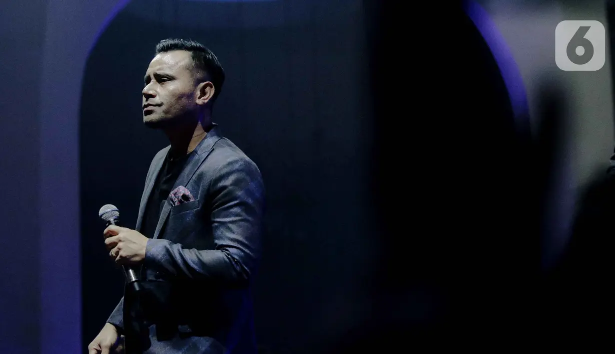 Penyanyi Judika tampil dalam konser yang bertajuk 'Rindu Kamu yang Dulu' di The Pallas SCBD, Jakarta, Jumat (14/2/2020). Dalam penampilannya Judika membawakan 10 lagu diantaranya, Sampai Akhir, Sampai Kau Jadi Milikku, dan Malaikat. (Liputan6.com/Faizal Fanani)
