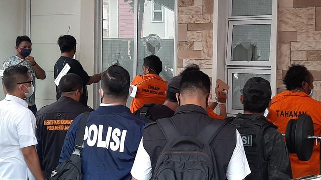 Polisi melakukan rekontruksi perusakan rumah Nus Kei oleh anak buah John Kei, Tangerang, Rabu (24/6/2020)