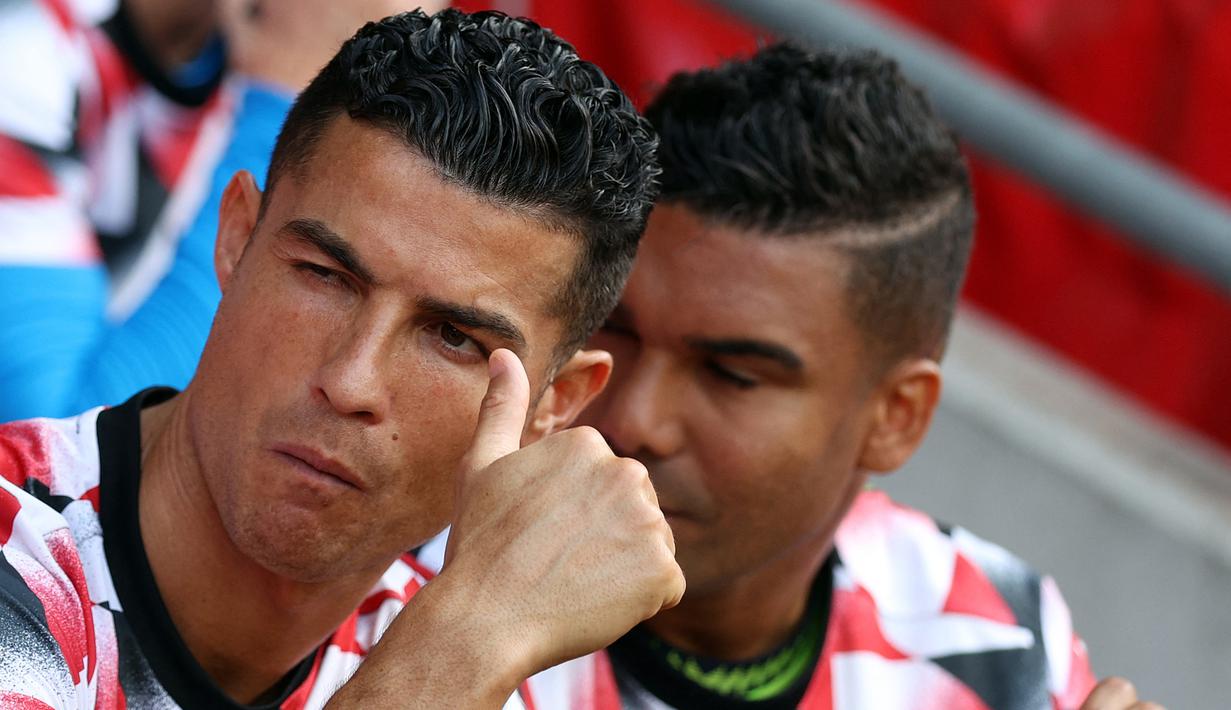 Gestur dari Cristiano Ronaldo yang duduk dibangku cadangan bersebelahan dengan Casemiro saat MU melawan Southampton. (AFP/Adrian Dennis)