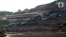 Beberapa alat berat dikerahkan untuk memindahkan tumpukan sampah dari Tempat Pembuangan Akhir (TPA) Cipeucang yang masuk ke area Sungai Cisadane, Serpong, Tangerang Selatan, Rabu (3/6/2020). Sebelumnya, pada Jumat (22/5/) lalu turap yang menopang TPA tersebut jebol. (Liputan6.com/Helmi Fithriansyah)