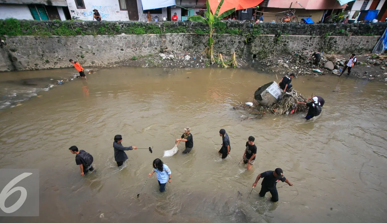 Sejumlah warga membersihkan sampah yang ada di Kali Code pada ruwatan Code, Yogyakarta (30/3). Kegiatan ini terbuka bagi seluruh masyarakat Yogyakarta yang peduli terhadap kelestarian kali yang ada di Yogyakarta. (Liputan6.com/Boy Harjanto)
