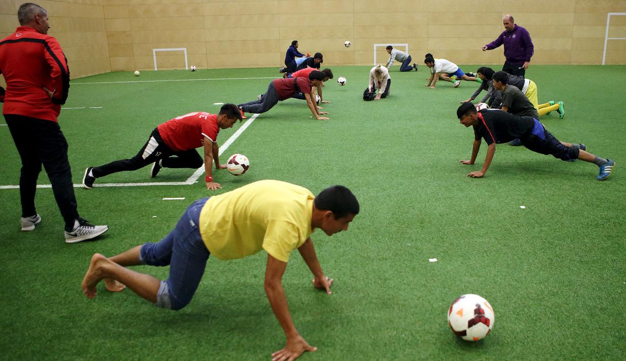 Pelatihan dilakukan untuk memberikan aktivitas kepada para imigran serta menjadi ajang pencarian bakat oleh klub asal Austria, FK Austria Wien. (Reuters/Heinz-Peter Bader)