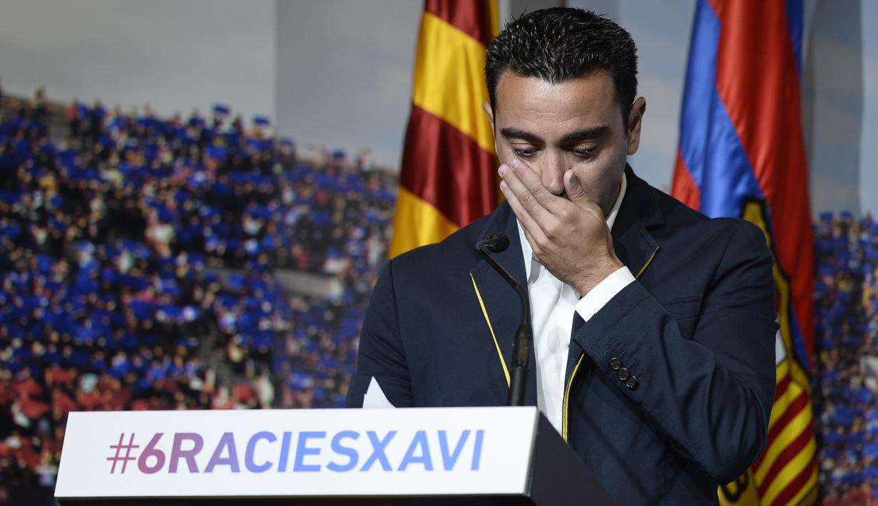 Xavi Hernandez saat memberikan salam perpisahan untuk meninggalkan Barcelona FC dan bergabung dengan klub Qatar, Al-Sadd SC di Stadion Camp Nou, Barcelona, (3/8/2015). (AFP Photo/ Josep Lago)