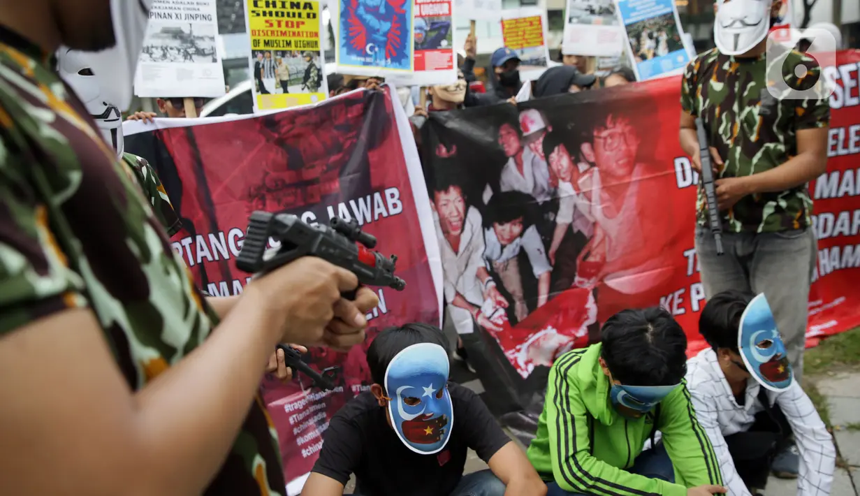 Aksi treatikal massa yang tergabung dalam Aliansi Mahasiswa Islam (AMI) di depan Kedutaan Besar China, Jakarta, Senin (5/6/2023). (Liputan6.com/Johan Tallo)