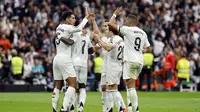 Pemain Real Madrid merayakan gol ke gawang Osasuna dalam laga jornada 13 La Liga Spanyol di Santiago Bernabeu, Sabtu (9/11/2024) malam WIB. Real Madrid menang telak 4-0 atas Osasuna dalam laga ini. (OSCAR DEL POZO / AFP)