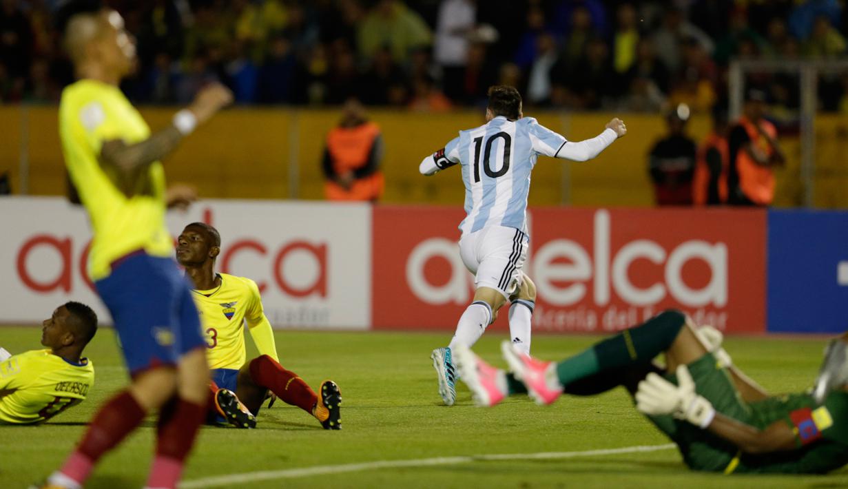 Pemain timnas Argentina, Lionel Messi berselebrasi usai mencetak gol ke gawang Ekuador pada Kualifikasi Piala Dunia 2018, di Stadion Atahualpa, Rabu (11/10). Hat-trick Messi membawa Argentina lolos ke Piala Dunia dengan skor 3-1. (AP/Fernando Vergara)