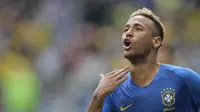 Striker Brasil, Neymar, melakukan selebrasi usai mencetak gol ke gawang Kosta Rika pada laga Piala Dunia di Stadion Saint-Petersburg, Jumat (22/6/2018). Brasil menang 2-0 atas Kosta Rika. (AP/Dmitri Lovetsky)