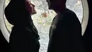 Kali ini aquarium berbentuk lingkaran yang memperlihatkan sejumlah ikan berkeriapan dijadikan latar Nathalie Holscher dan Fariz Utama untuk saling tatap. Tanpa status teks panjang lebar untuk menjelaskan foto ini, Nathalie Hoslcher hanya membubuhkan emotikon sepasang mata pada 6 November 2022. Lebih dari 200 ribu warganet menyukai unggahan ini. (Foto: Dok. Instagram @nathalieholscher)