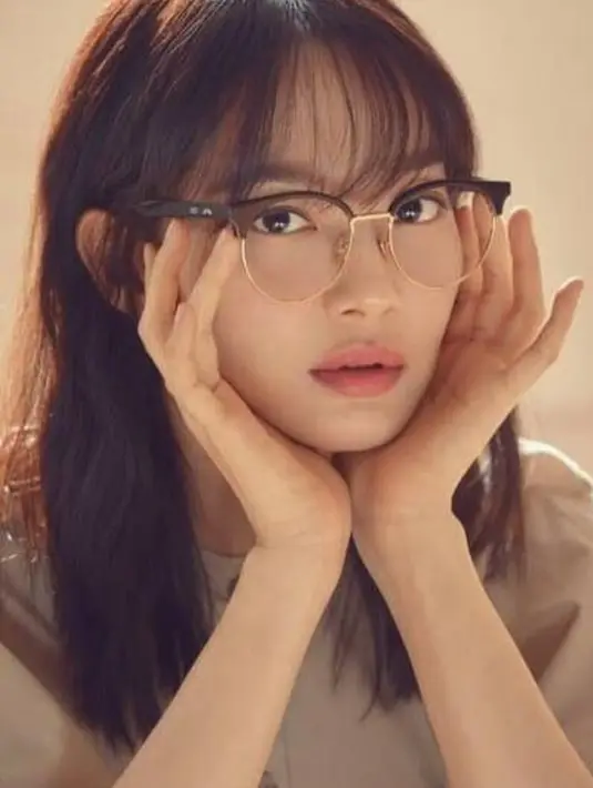 Seperti namanya, kacamata yang satu ini berbentuk mirip mata kucing. Runcing di bagian ujung, cat eye sunglasses cocok untuk kamu yang memiliki bentuk wajah bulat. (Instagram/illusomina).