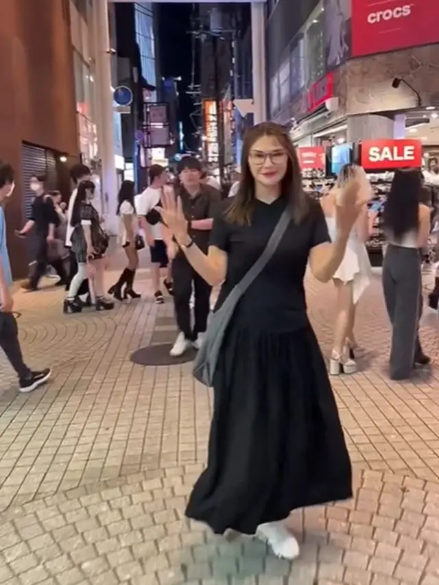 6 Outfit Kasual Tamara Bleszynski Liburan di Jepang Bareng Anak, Tetap Stylish