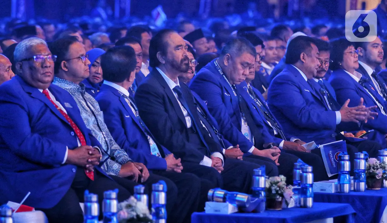 Ketum Partai NasDem Surya Paloh (tengah) bersama Gubernur DKI Jakarta Anies Baswedan (kedua kiri) menghadiri pembukaan Kongres II Partai NasDem di JIExpo, Jakarta, Jumat (8/11/2019). Kongres II Partai NasDem mengusung tema Restorasi Untuk Indonesia Maju. (Liputan6.com/Johan Tallo)