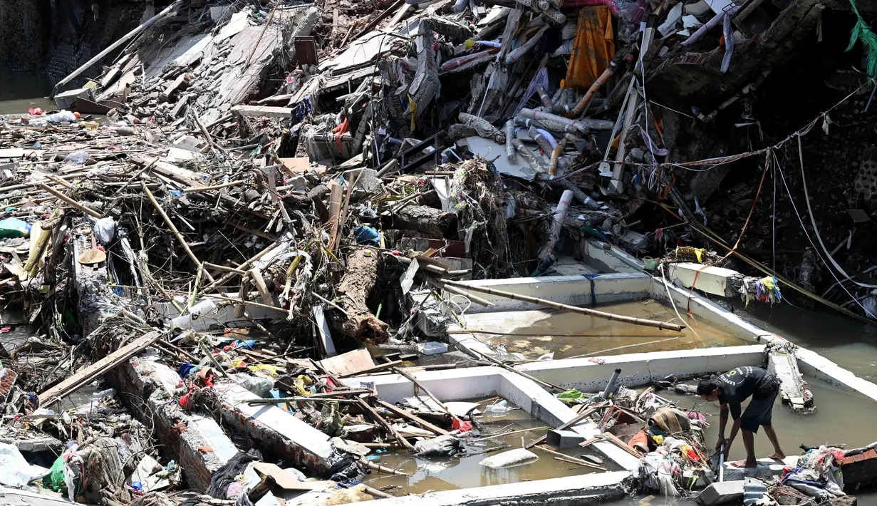 Hujan deras yang mengguyur sejumlah wilayah di Provinsi Bali memicu banjir dan longsor. (SONNY TUMBELAKA/AFP)