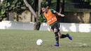 Pemain Timnas Indonesia U-22, Witan Sulaeman, menggiring bola saat latihan di Lapangan ABC, Senayan, Jakarta, Sabtu (12/1). Witan menjadi pemain termuda dalam seleksi Timnas Indonesia U-22 dengan usia 17 tahun. (Bola.com/M Iqbal Ichsan)