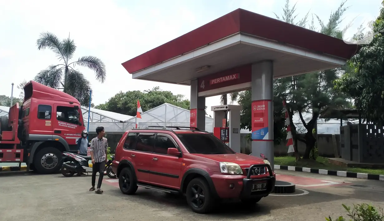 Sebuah mobil mengisi bahan bakar minyak (BBM) di SPBU Pertamina wilayah Gunung Putri, Kabupaten Bogor, Jawa Barat, Jumat (2/9/2022). Presiden Joko Widodo atau Jokowi tidak menjelaskan secara rinci kapan pemerintah akan menaikkan harga BBM subsidi. (Liputan6.com/Magang/Aida Nuralifa)