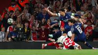 Gelandang Arsenal asal Spanyol Mikel Merino (bawah) ditekel oleh gelandang Paris Saint-Germain asal Portugal Joao Neves (kanan) saat bek Paris Saint-Germain asal Brasil Marquinhos (belakang tengah) menghalau bola selama pertandingan sepak bola Leg Pertama Semifinal Liga Champions UEFA antara Arsenal dan Paris Saint-Germain (PSG) di Stadion Emirates di London utara, pada 29 April 2025.Adrian Dennis / AFP