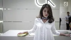 Artis peran Vanessa Prescilla berpose saat menghadiri peluncuran salah satu brand produk di Jakarta, Rabu (21/3). Vanesha Prescilla ramai diperbincangkan publik usai membintangi film Dilan 1990. (Liputan6.com/Faizal Fanani)