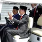 Presiden Jokowi (kanan) berbincang dengan PM Malaysia Mahathir Mohamad saat akan salat Jumat bersama di Kompleks Istana Bogor, Jawa Barat, Jumat (29/6). Indonesia menjadi negara pertama yang dikunjungi Mahathir. (Liputan6.com/Pool/Biro Pers Setpress)