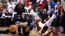 Miami Heat guard Josh Richardson (0) terjatuh saat berebut bola dengan Toronto Raptors guard Terrence Ross (32) ipada NBA Playoffs di Air Canada Centre, Toronto, Selasa (3/5/2016). (Reuters/Mandatory/Dan Hamilton-USA TODAY Sports)