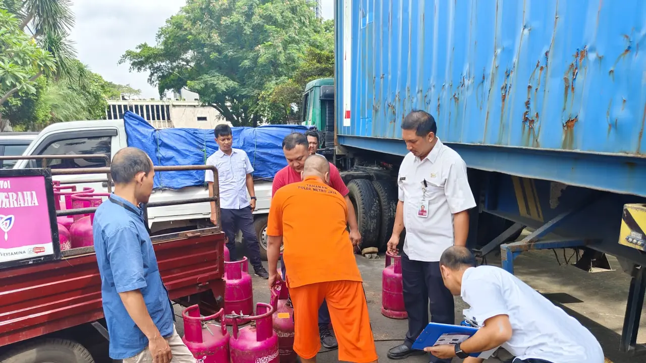 Subdit Tipidter Ditreskrimsus Polda Metro Jaya mengungkap praktik nakal jual-beli gas elpiji di Bekasi.