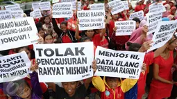 Sejumlah anak-anak ikut serta dalam unjuk rasa yang digelar di depan Balai Kota DKI Jakarta, Kamis (3/11). Peserta aksi menolak penggusuran terhadap rakyat miskin dan menuntut penurunan harga sembako. (Liputan6.com/Faizal Fanani)