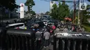 Aparat kepolisian berjaga di pos penyekatan di Jalan Raya Bogor, Jakarta Timur, Selasa (6/7/2021). Petugas Gabungan Polri dan TNI menyiapkan kendaraan taktis untuk membantu penyekatan selama PPKM Darurat Jawa - Bali. (merdeka.com/Imam Buhori)