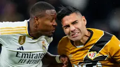 Pemain Real Madrid David Alaba (kiri) duel memperebutkan bola dengan pemain Rayo Vallecano Radamel Falcao pada pertandingan sepak bola La Liga Spanyol antara di Stadion Santiago Bernabeu, Madrid, Spanyol, Minggu (5/11/2023). (AP Photo/Manu Fernandez)